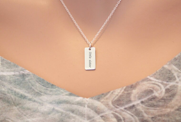 sterling Silber Little Sister Halskette Charm Anhänger Mit Gravur von HannahCatherines