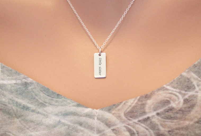 sterling Silber Little Sister Halskette Charm Anhänger Mit Gravur von HannahCatherines