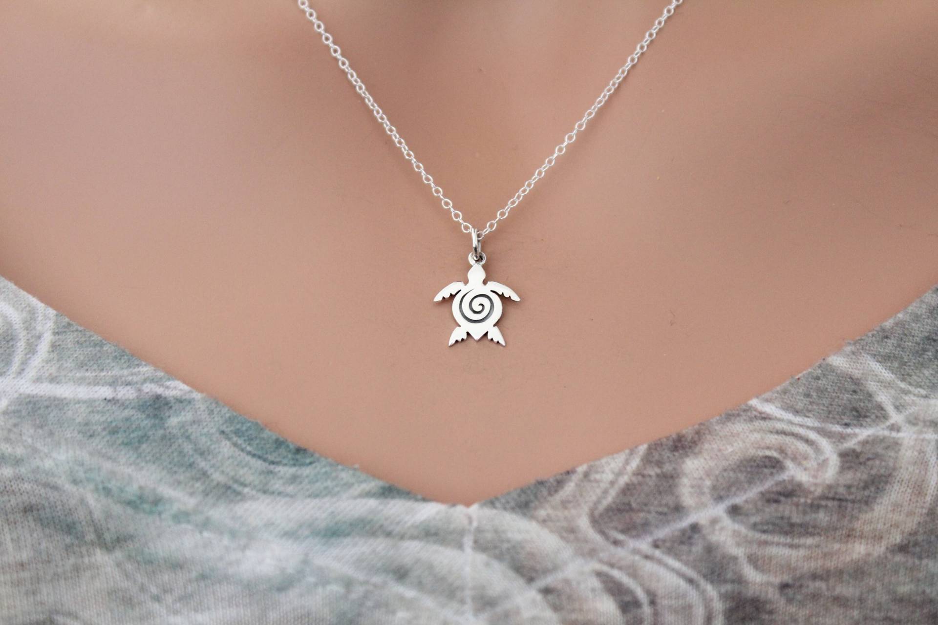 sterling Silber Meeresschildkröte Halskette Spiral Charm von HannahCatherines