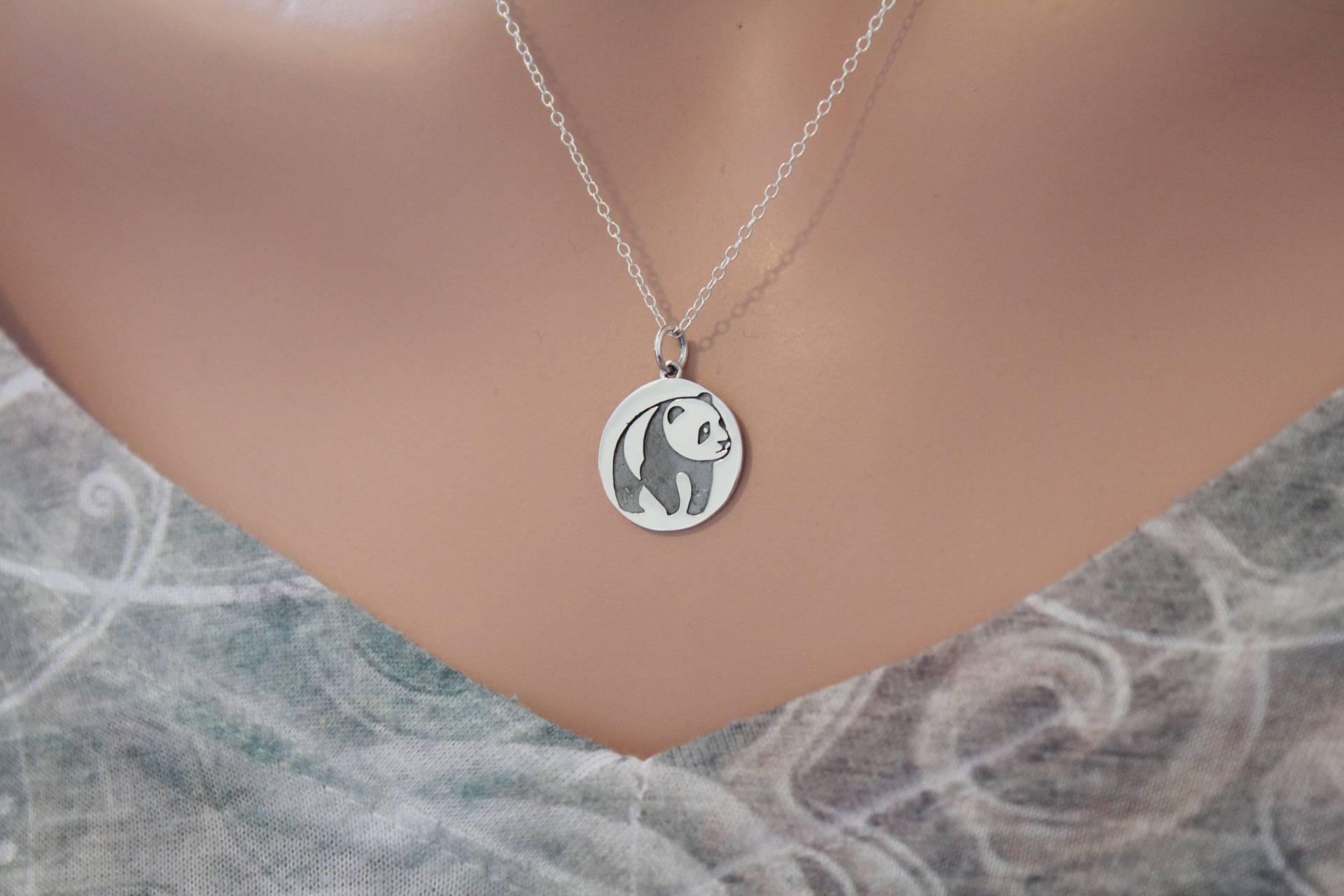 sterling Silber Panda Charm Halskette Geätzter Anhänger von HannahCatherines