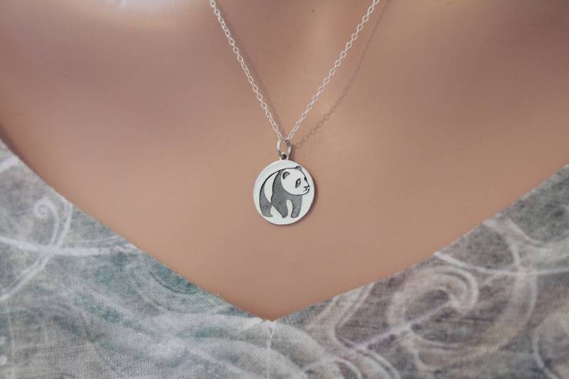 sterling Silber Panda Charm Halskette Geätzter Anhänger von HannahCatherines