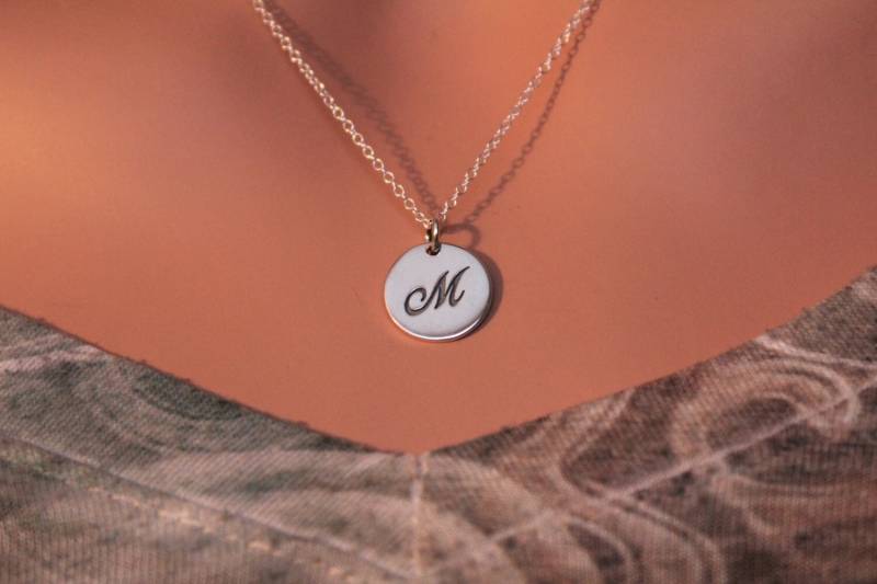 sterling Silber Schreibschrift M Initial Halskette Personalisierter Anhänger von HannahCatherines