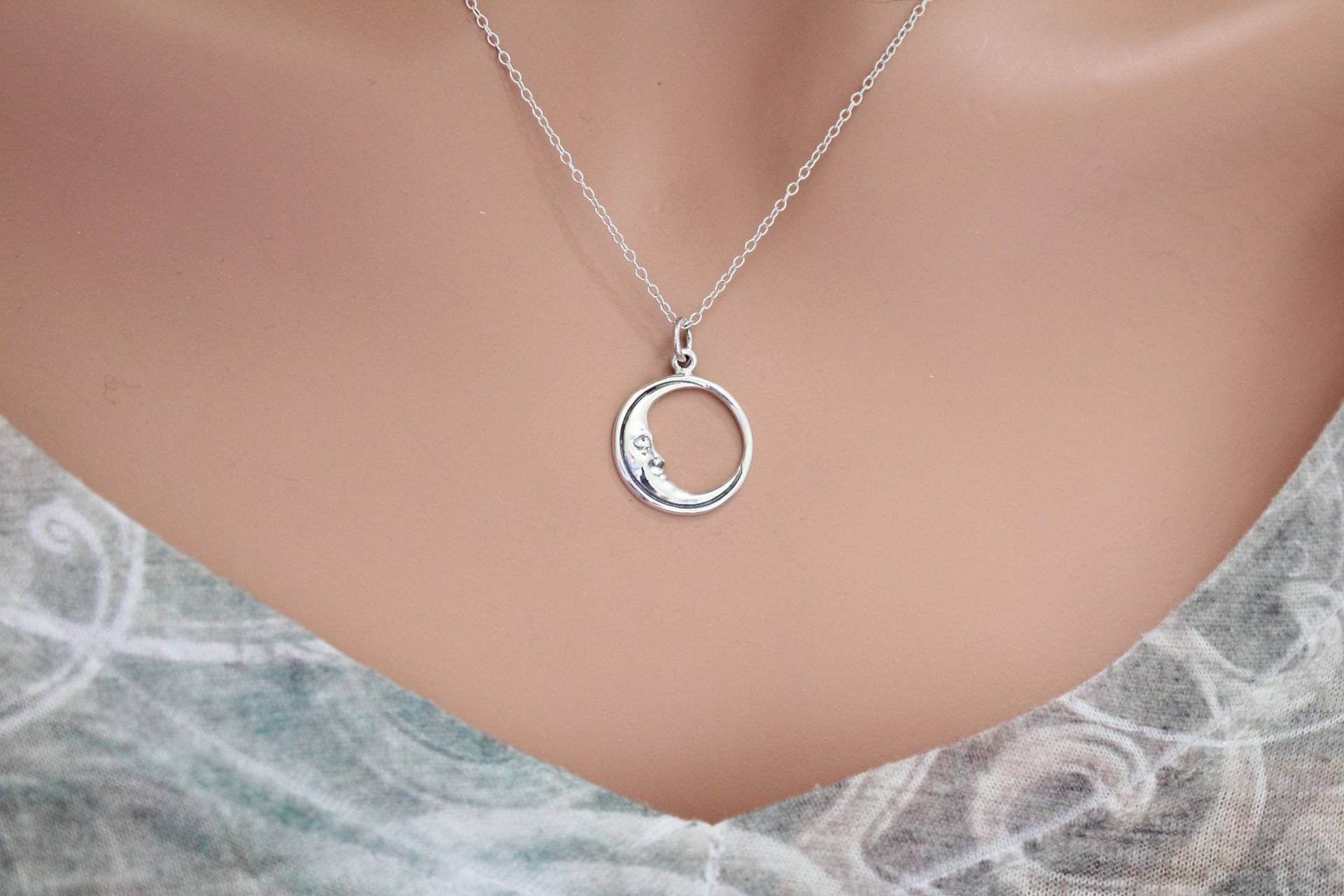 sterling Silber Schlafende Mond Charm-Halskette, Anhänger Halskette sterling Silber Schlafende Mond Charm-Halskette, Anhänger Halskette von HannahCatherines