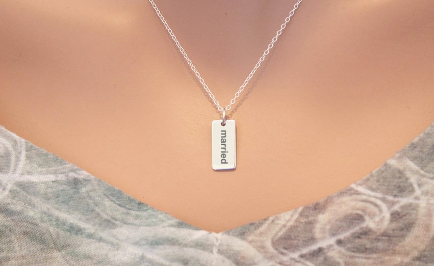 sterling Silber Verheiratet Halskette, Personalisierbar - Wählen Sie Ihre Schriftart, Wort Charm Hochzeitsgeschenk, Ehe von HannahCatherines