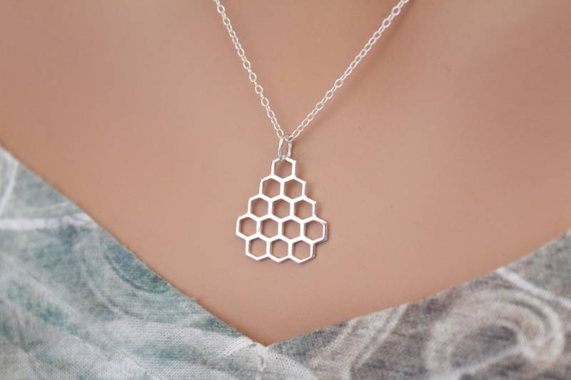sterling Silber Wabe Charm Halskette - Openwork Hexagon Anhänger sterling Silber Wabe Charm Halskette - Openwork Hexagon Anhänger von HannahCatherines