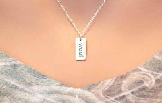 sterling Silber Gravierte Wuff Anhänger Halskette - Hunde Liebhaber Geschenk von HannahCatherines