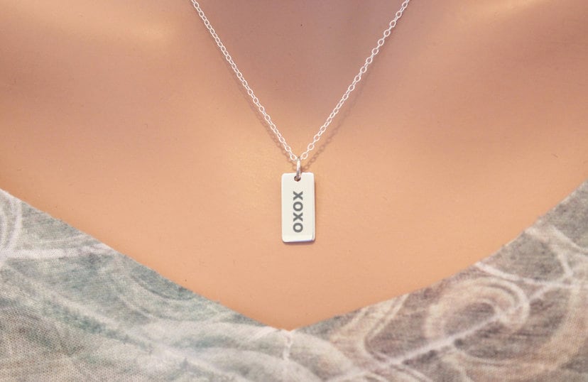 xoxo Halskette Aus Sterlingsilber Anpassbarer Anhänger Mit Gravur von HannahCatherines