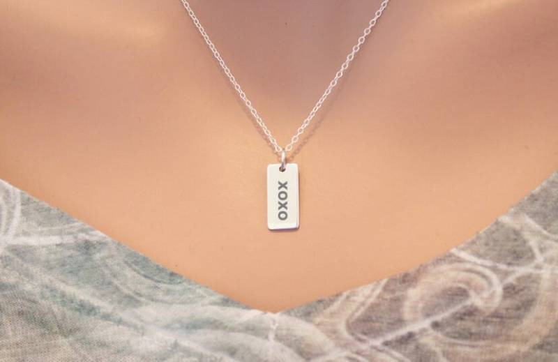 xoxo Halskette Aus Sterlingsilber Anpassbarer Anhänger Mit Gravur von HannahCatherines