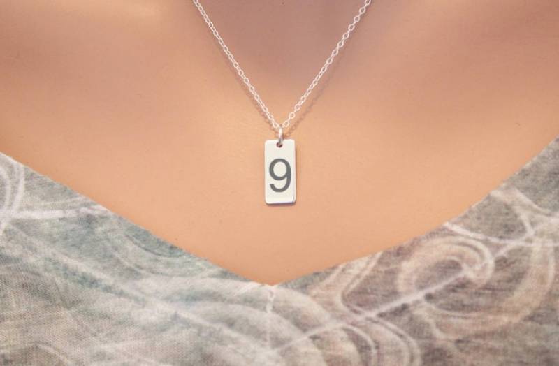 sterling Silber Ziffer 9 Halskette Jersey Anhänger Mit Gravur von HannahCatherines