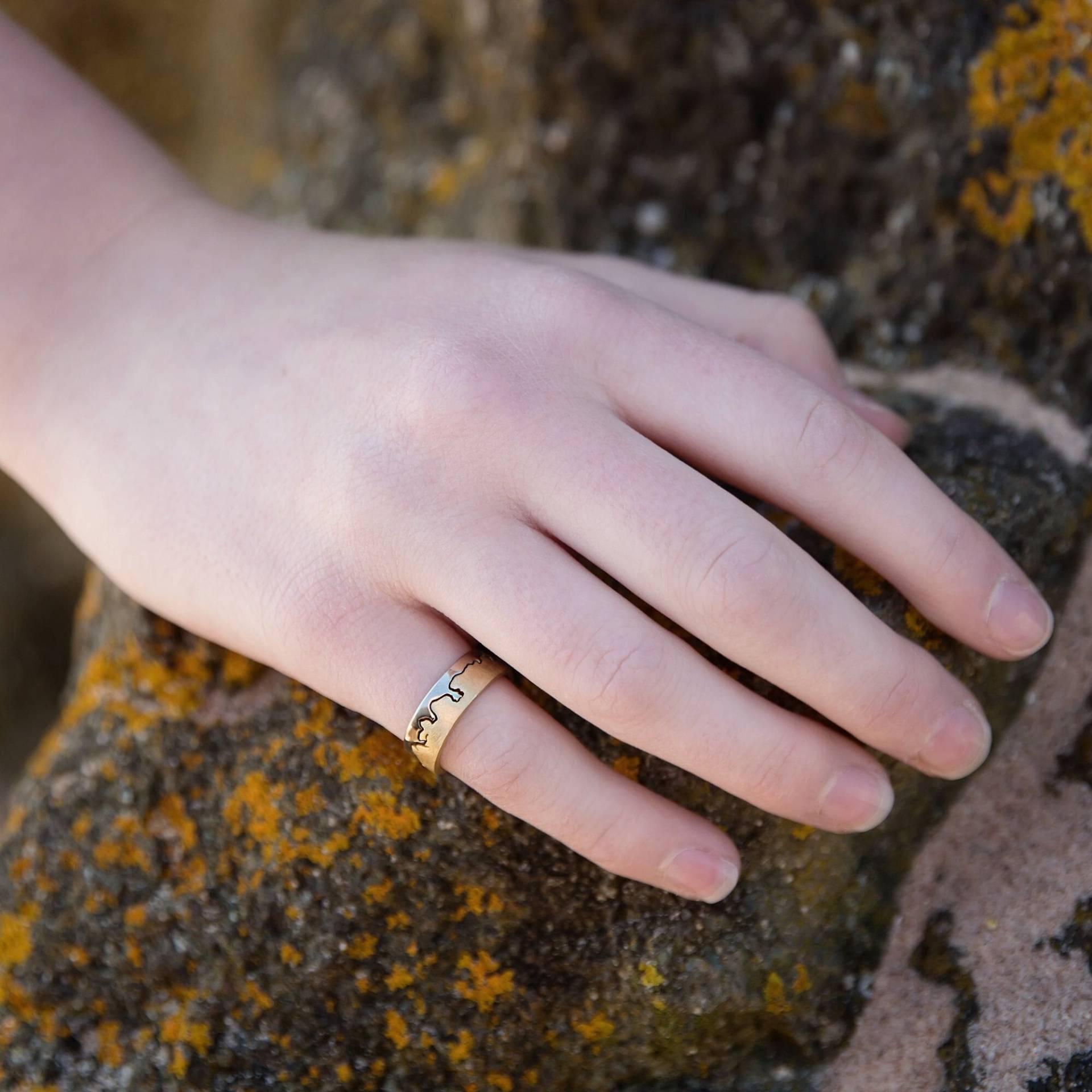 18 Karat Gold Weiß Und Gelb Berg Ring | Gemischte Metallring Zweifarbiger Ehering Herren Damen Trauring von HannahLouiseLamb