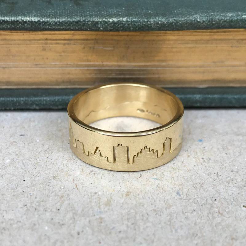 Personalisierter 18 Karat Gold City Skyline Ring Stadtbild Ehering von HannahLouiseLamb
