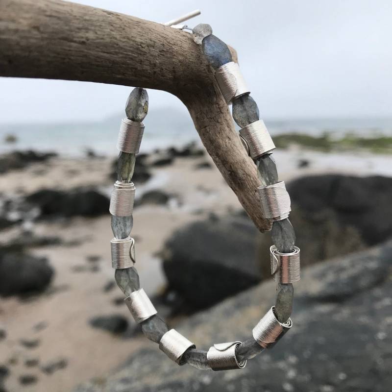 Labradorit Armband | Edelstein Aus Gerollten Wellen von HannahLouiseLamb