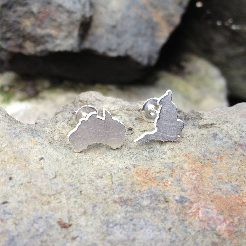 Kleine Mismatched Map Ohrringe Silber | Benutzerdefinierte Land Alltag Ohrstecker 925Er Silberschmuck Reisegeschenk Stacking von HannahLouiseLamb