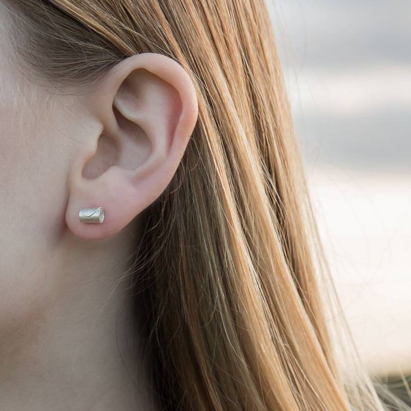 Handgemachte Recycled Sterling Silber Rolled Welle Ohrstecker Küsten Schmuck von HannahLouiseLamb