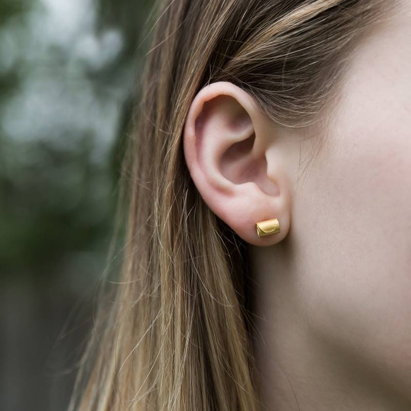 Vergoldete Sterlingsilber-Ohrstecker, Gerollte Wellen-Ohrstecker von HannahLouiseLamb