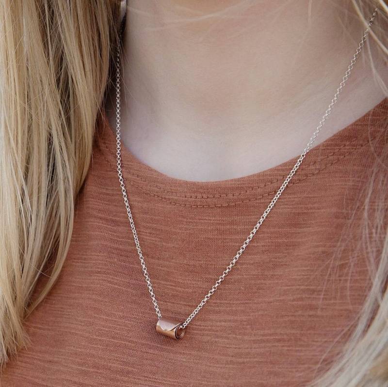Rose Gold Wave Anhänger Halskette Handwerklich Gefertigt, Halskette Aus Recyceltem Silber von HannahLouiseLamb