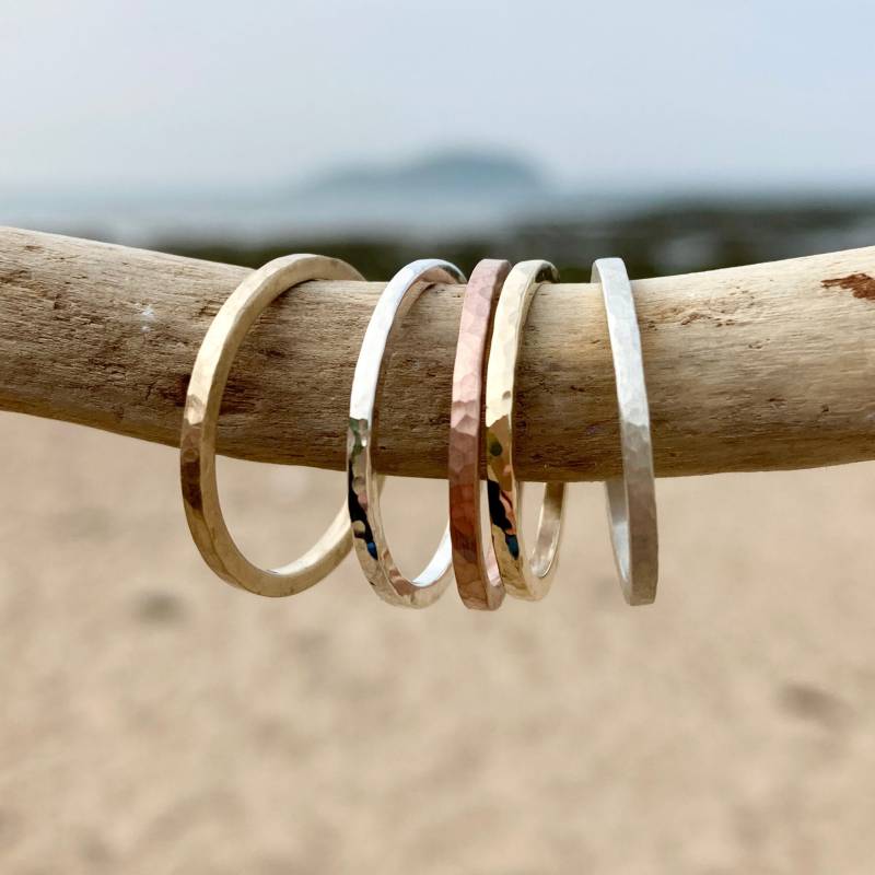 Handgemachter 9 Karat Recycling-Goldring Schmaler Gehämmerter Ehering von HannahLouiseLamb