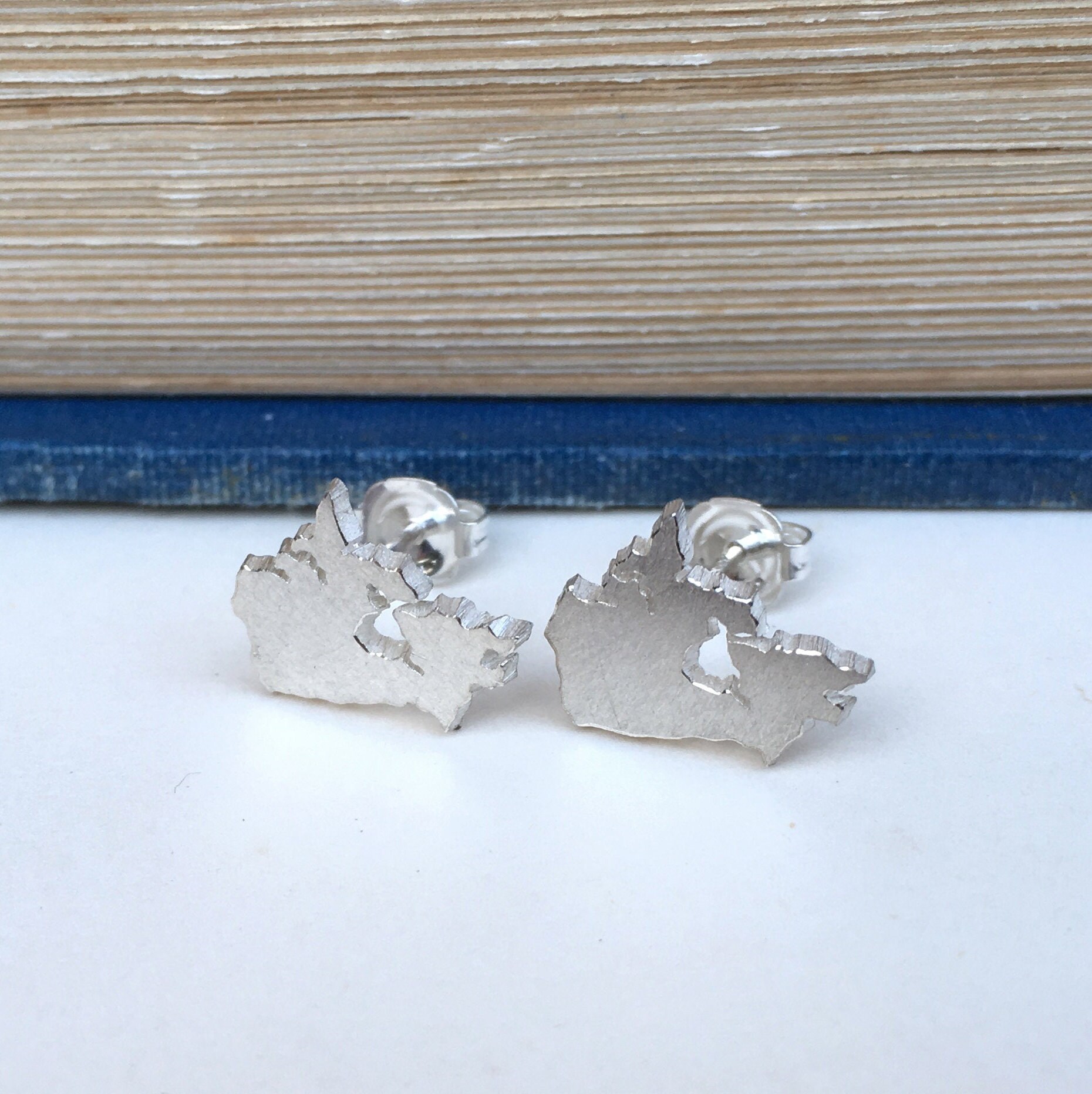 sterling Silber Kanada Ohrstecker | Landkarte Schmuck Karte Jeden Tag Kleine Ohrringe Handgefertigt sterling Silber Kanada Ohrstecker | Landkarte Schmuck Karte Jeden Tag Kleine Ohrringe Handgefertigt von HannahLouiseLamb