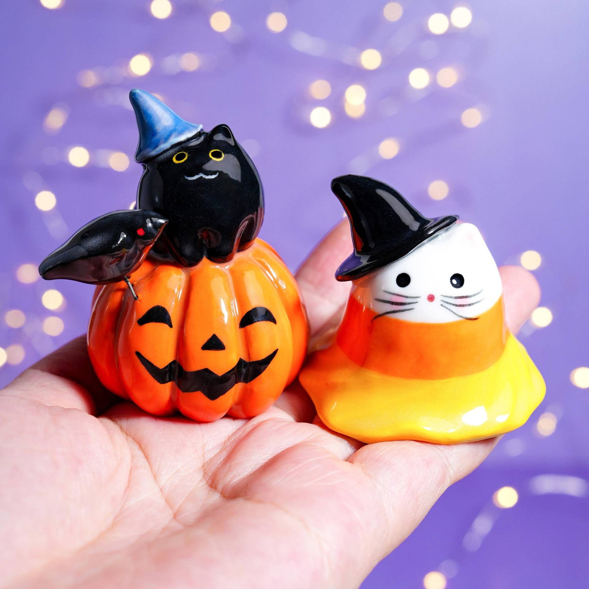 Handgemachte Halloween Katzen Figur Schwarze Katze Auf Kürbis, Candy Corn Geist von HannahLoveCeramics