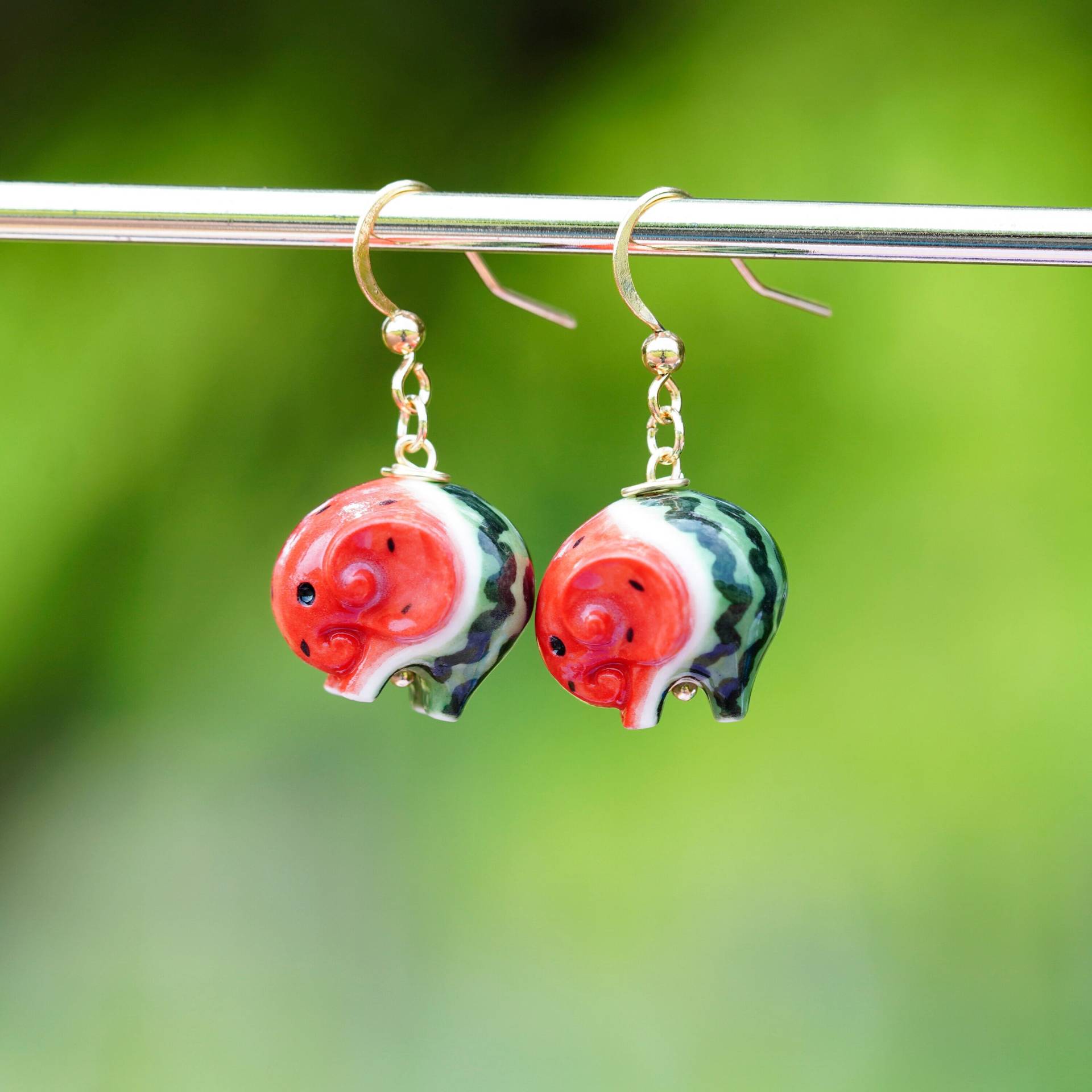 Handbemalte Porzellan Wassermelonen Elefant Ohrringe 14K Vergoldet von HannahLoveCeramics