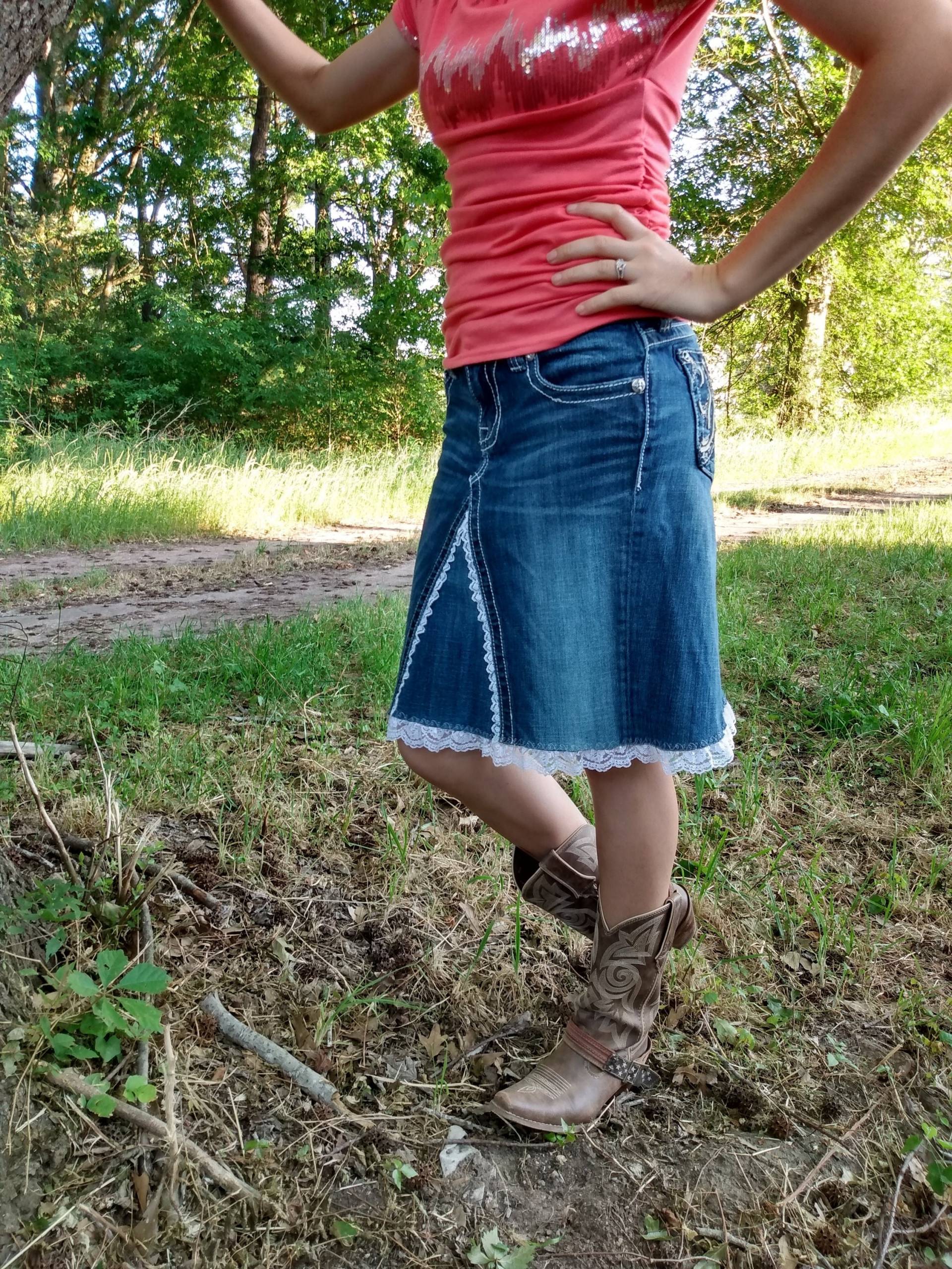 Ausgefallener Handgemachter Jeansrock Für Frauen, Jeansröcke, Missme Jeans, Grace in La, Tanzende Röcke, Cowgirl Röcke von HannahMadeCODesigns