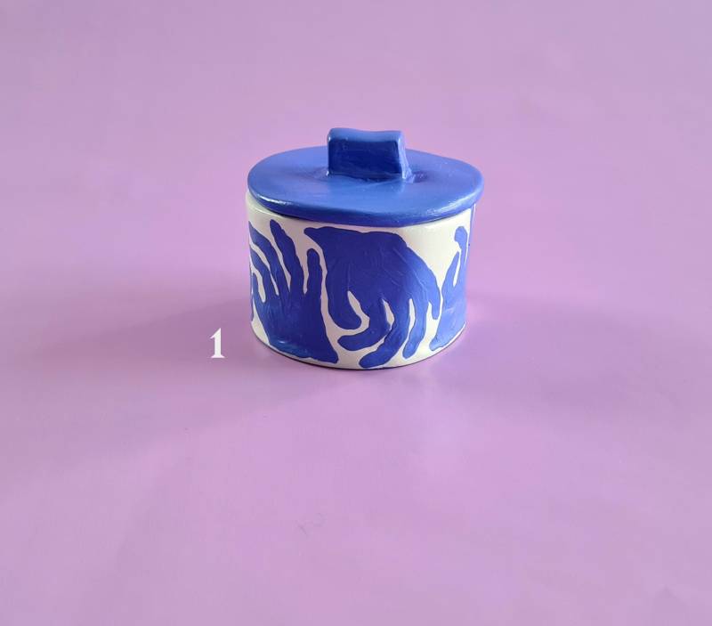 Wobbly Hands Keramikdose Bemalt Handgefertigt Luftrocknender Ton, Schmuckdose, Schmuckaufbewahrung, Unikat, Acrylmalerei Wobbly Hands Keramikdose Bemalt Handgefertigt Luftrocknender Ton, Schmuckdose, Schmuckaufbewahrung, Unikat, Acrylmalerei von HannahStollenwerk