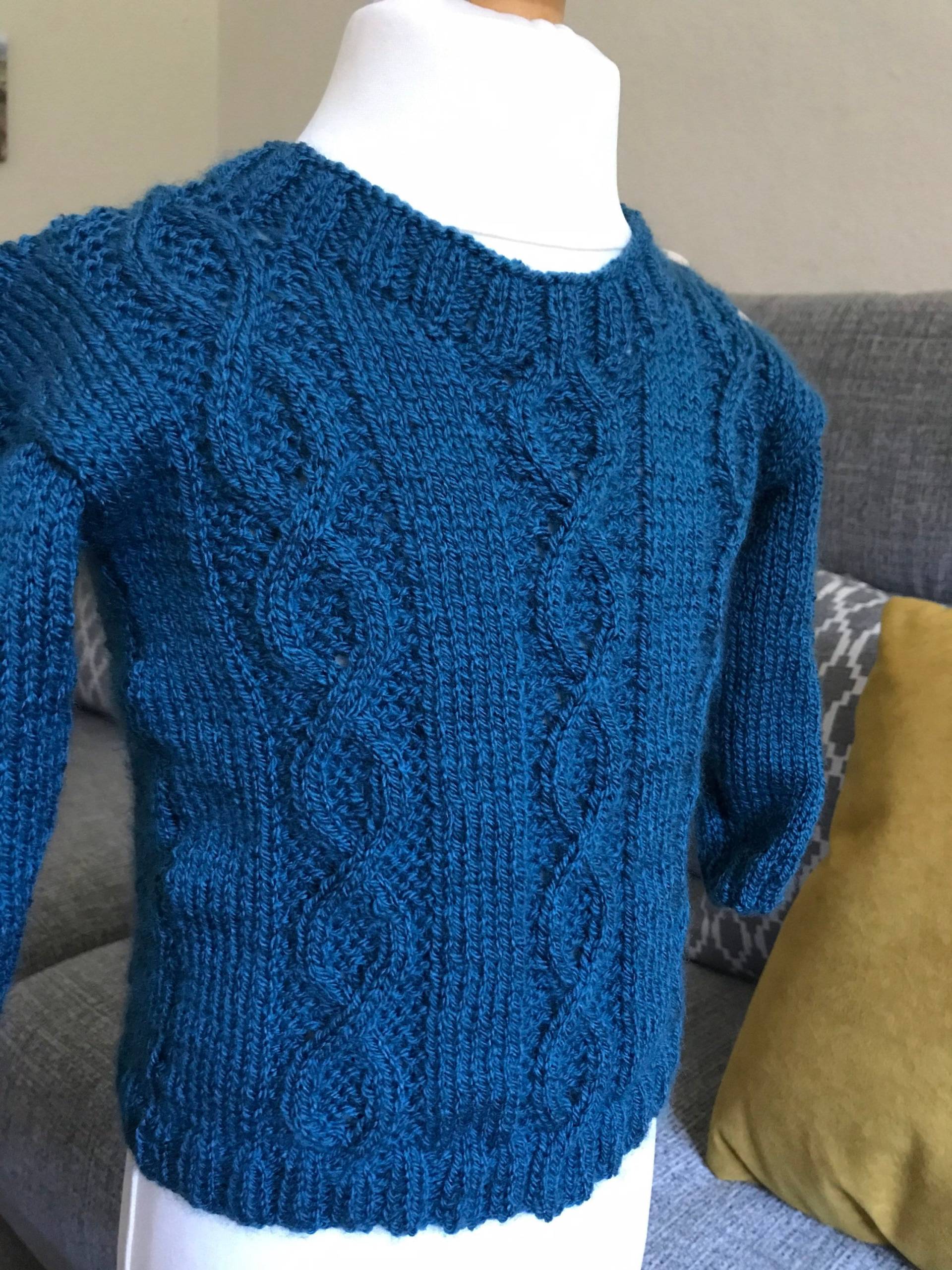 Handgestrickter Jungenpullover Mit Union Jack-Knöpfen Handgestrickter Jungenpullover Mit Union Jack-Knöpfen von Hannahlouiseknits