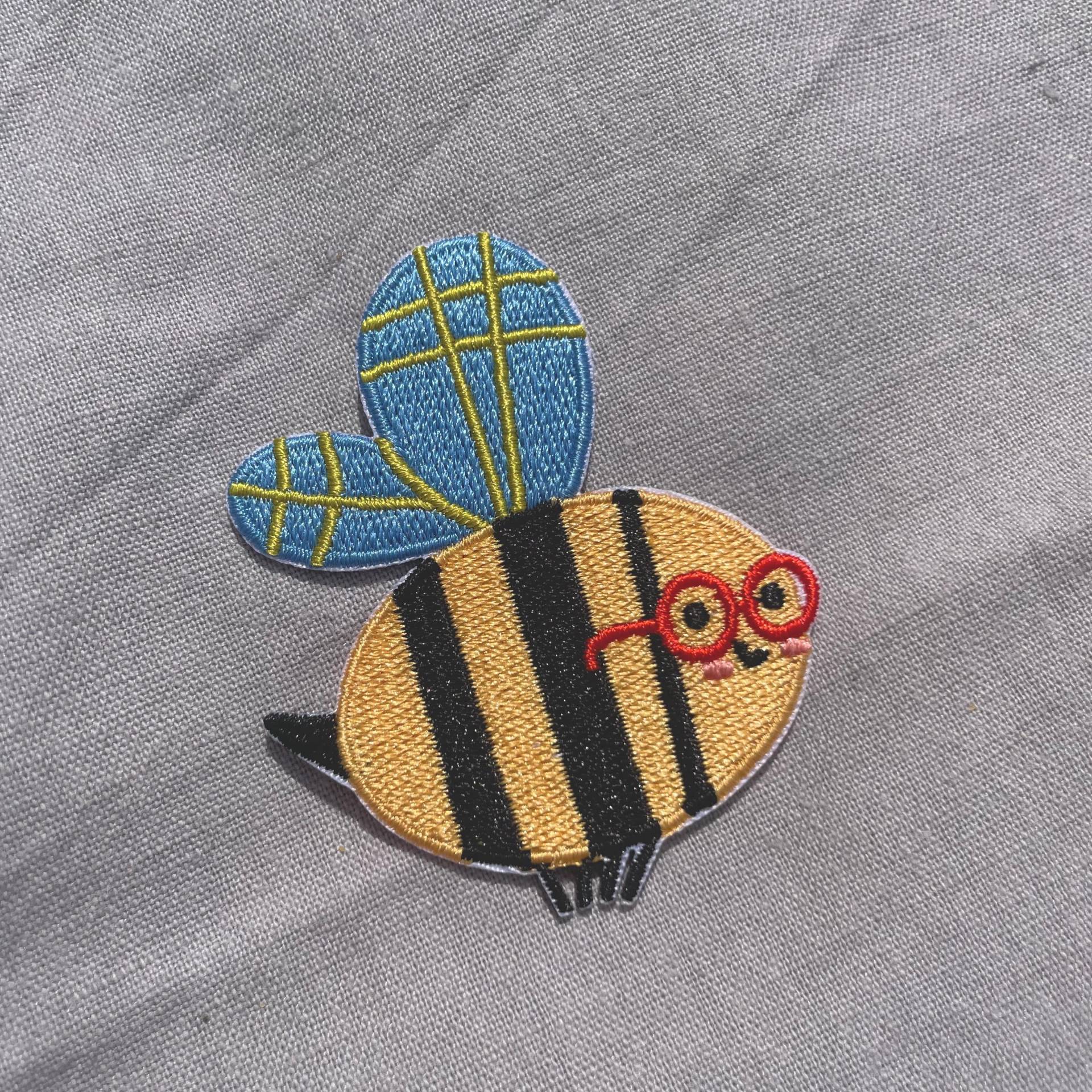 Bügelpatch Biene - Lustiger Bienen Aufnäher Für Kinder & Erwachsene Diy Patch Zum Aufbügeln Kleidung Und Taschen Bügelpatch Biene - Lustiger Bienen Aufnäher Für Kinder & Erwachsene Diy Patch Zum Aufbügeln Kleidung Und Taschen von HannahsFirlefanz