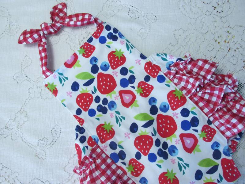 Berry Patch Bubble Romper - Erdbeeren Beeren Blaubeeren Roter Vichy-Karo Säugling Kleinkind Kindergrößen Vintage-stil Sunsuit Party von HannahsHomestead2