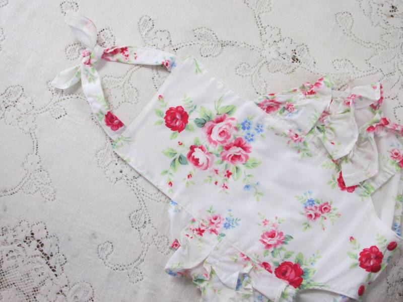 Blumen-Zucker-Rüschen-strampler - Kleinkind Kind Rote & Blaue Rosen Cottage Chic Vintage-stil Sunsuit Fotorequisite Baby Geschenk von HannahsHomestead2