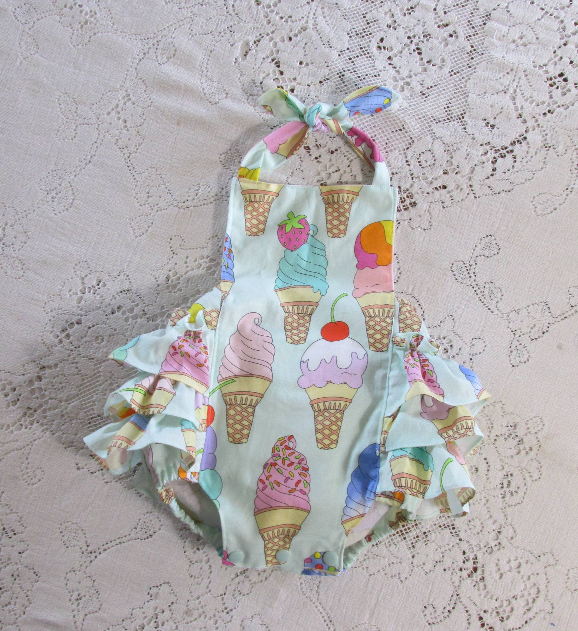 Eistüte Geraffte Bubble Romper - Eis Am Geburtstagsparty Kirsche Säugling Kleinkind Kind Vintage-stil Sunsuit Foto Requisite von HannahsHomestead2