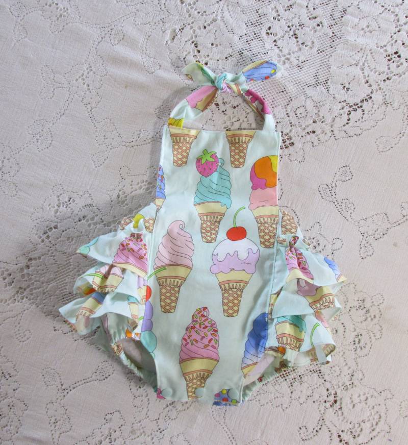 Eistüte Geraffte Bubble Romper - Eis Am Geburtstagsparty Kirsche Säugling Kleinkind Kind Vintage-stil Sunsuit Foto Requisite von HannahsHomestead2