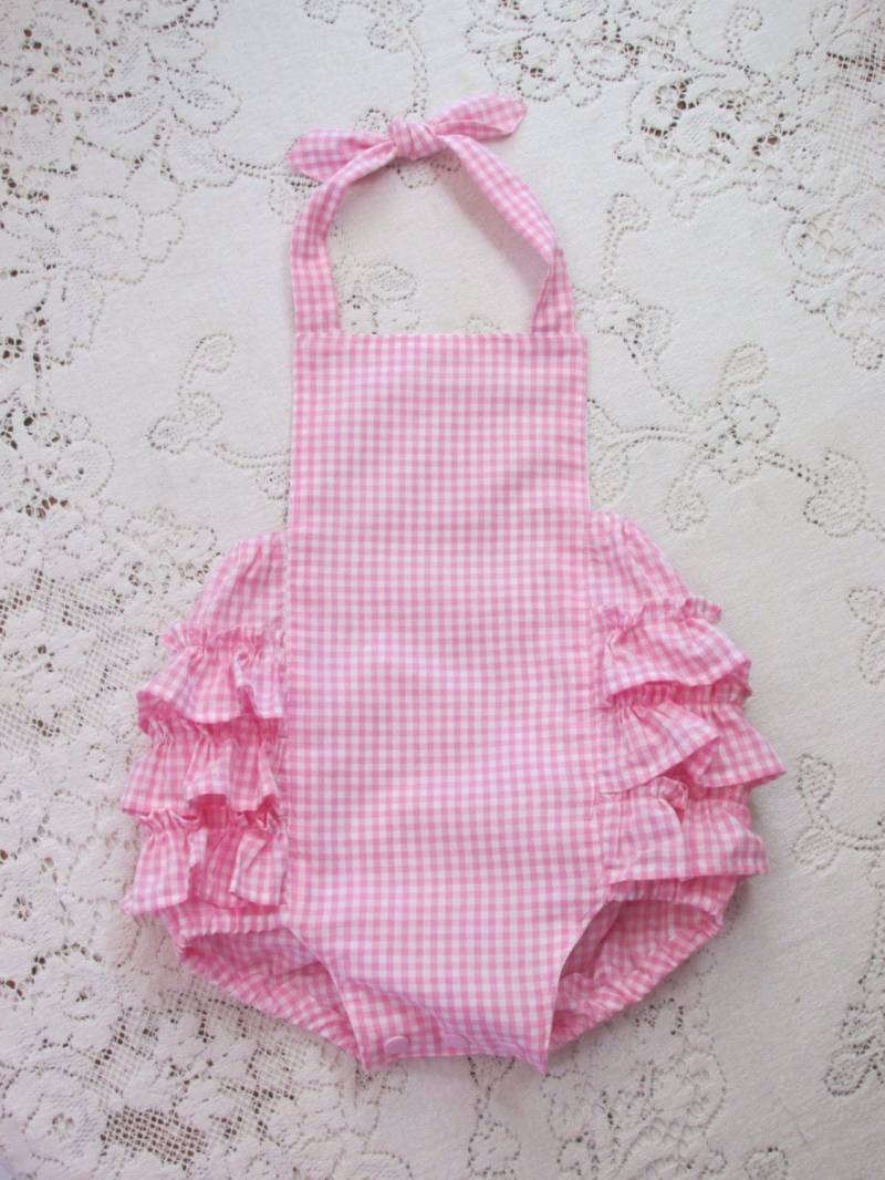 Pinker Vichy-Karo Strampler Mit Rüschen - Größenoptionen Geburtstag Cake Smash Vintage-Style Sunsuit Optional Stirnband von HannahsHomestead2