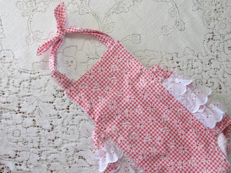 Roter Gänseblümchen-Vintage-Stil Gekräuselter Strampler - Baby-Kleinkind-Kind Baby-Geschenk von HannahsHomestead2