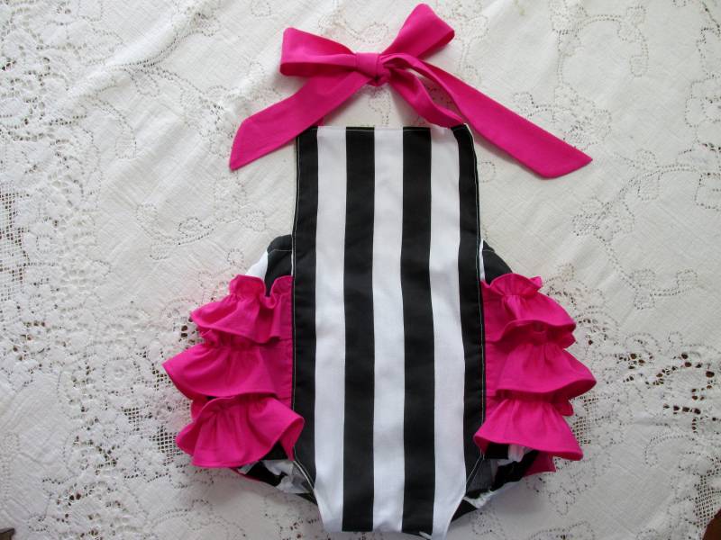 Schwarz-Weiß Gestreifter Und Magenta Pinkfarbener Strampler Mit Rüschen - Säugling Kleinkind Kindergrößen Vintage-Stil Sunsuit Photo Prop von HannahsHomestead2