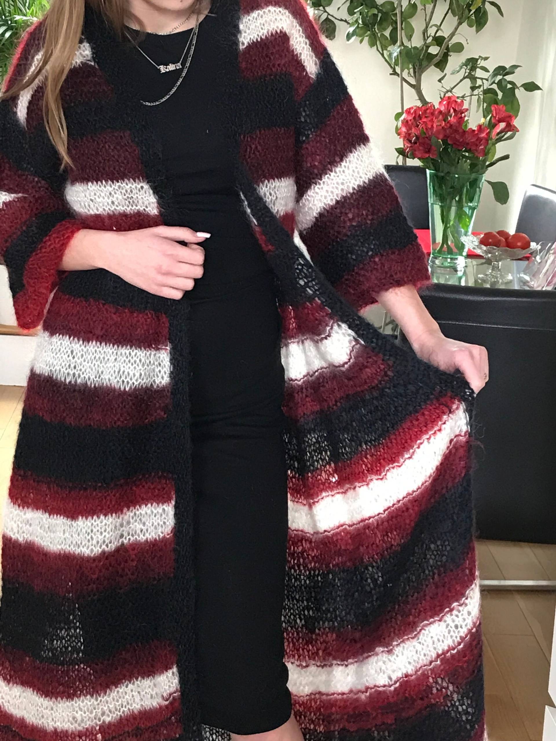 Handgestrickte Mohair Lange Strickjacke Burgund, Schwarz, Weiße Streifen, Einheitsgröße von Hannaleatherfashion