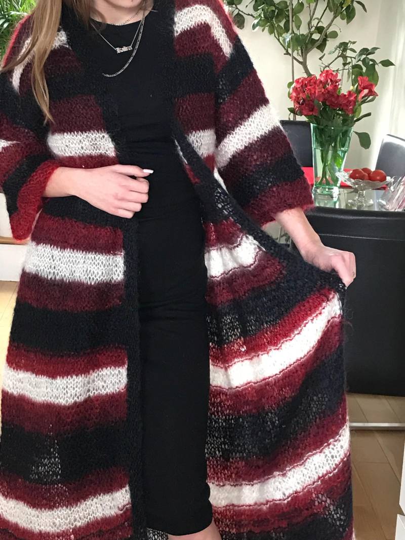 Handgestrickte Mohair Lange Strickjacke Burgund, Schwarz, Weiße Streifen, Einheitsgröße von Hannaleatherfashion