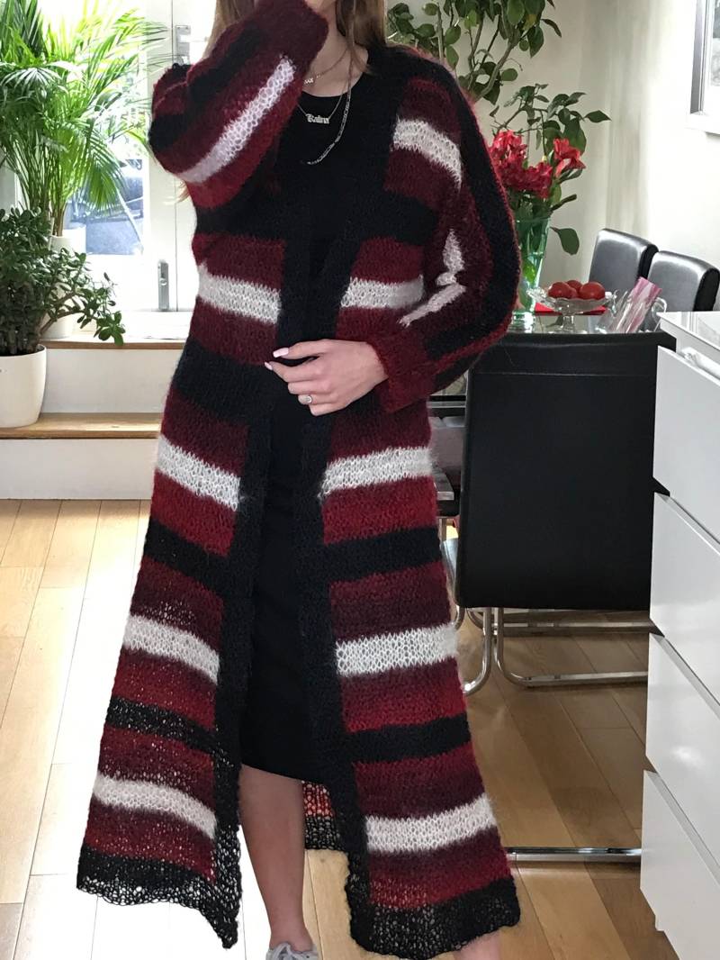 Handgestrickte Lange Strickjacke Aus Mohair Burgund Schwarz Weiß Gestreift, Größe M von Hannaleatherfashion
