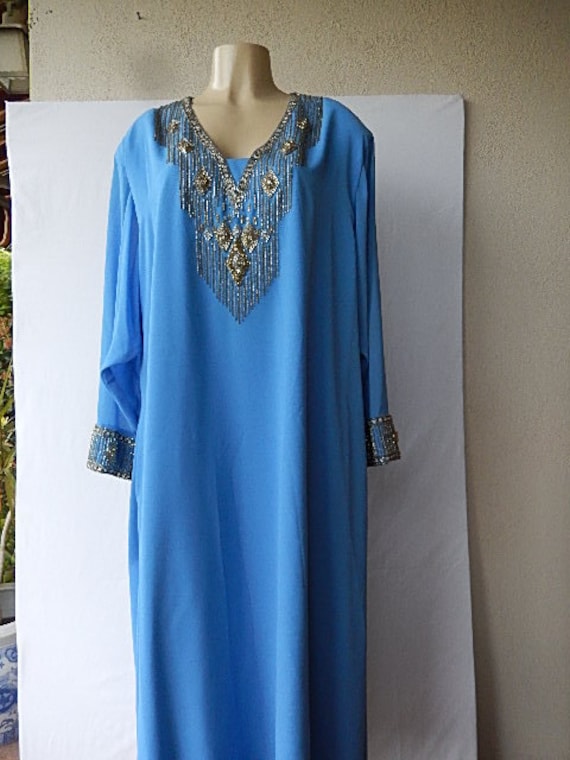 Vintage George Allette Perlen Kleid Glasperlen Made in Hong Kong Größe 24 Krawatte Gürtel Gefüttert Lange Ärmel 3 "Perlen Manschetten Seide Vintage George Allette Perlen Kleid Glasperlen Made in Hong Kong Größe 24 Krawatte Gürtel Gefüttert Lange Ärmel 3 "Perlen Manschetten Seide von HannehsAttic