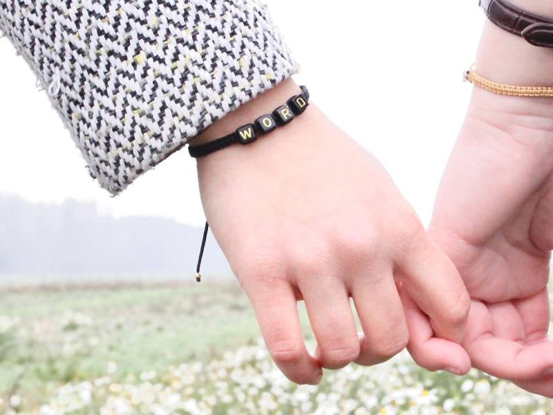 Makramee Id Schwarz Gold Würfel Armband - Tinylittlepiecesshop von HannischJewelry