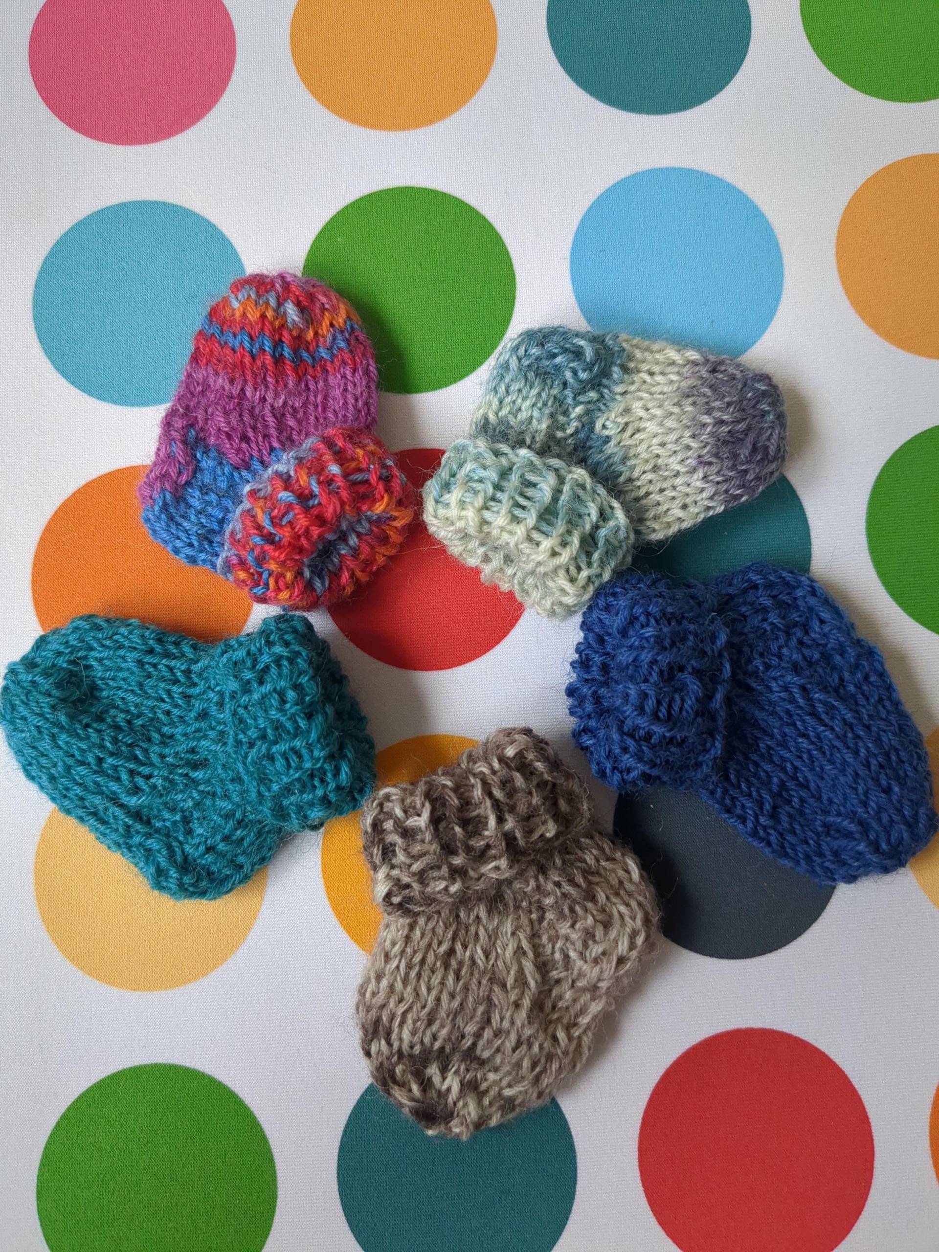 5 Gestrickte Minisocken - Dekosocken 5 Gestrickte Minisocken - Dekosocken von Hanoliko