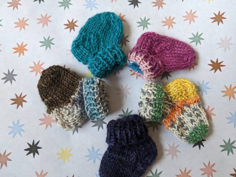 5 Gestrickte Minisocken - Dekosocken 5 Gestrickte Minisocken - Dekosocken von Hanoliko