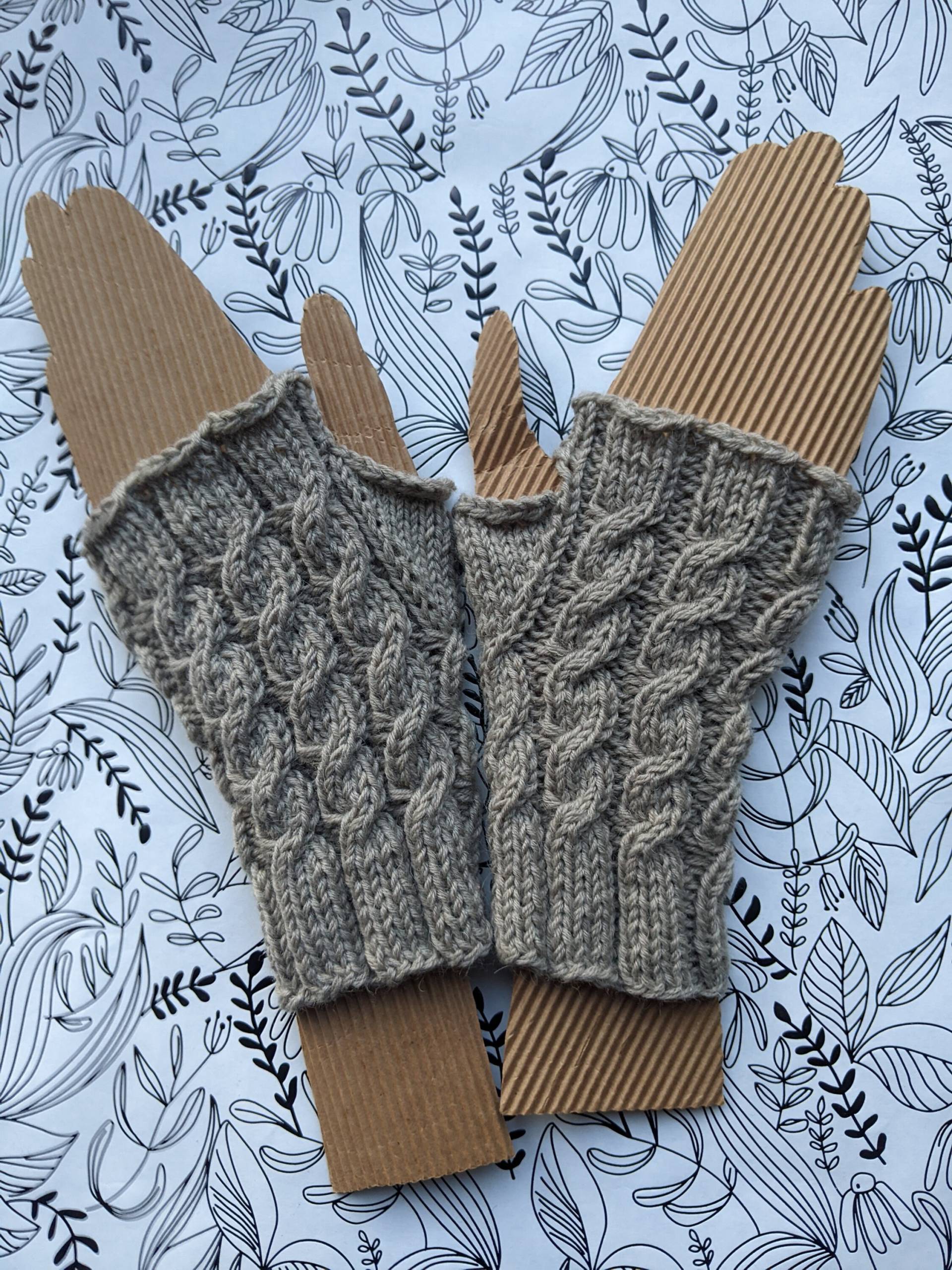 Fingerlose Handschuhe - Pulswärmer Mit Zopfmuster Beige Fingerlose Handschuhe - Pulswärmer Mit Zopfmuster Beige von Hanoliko