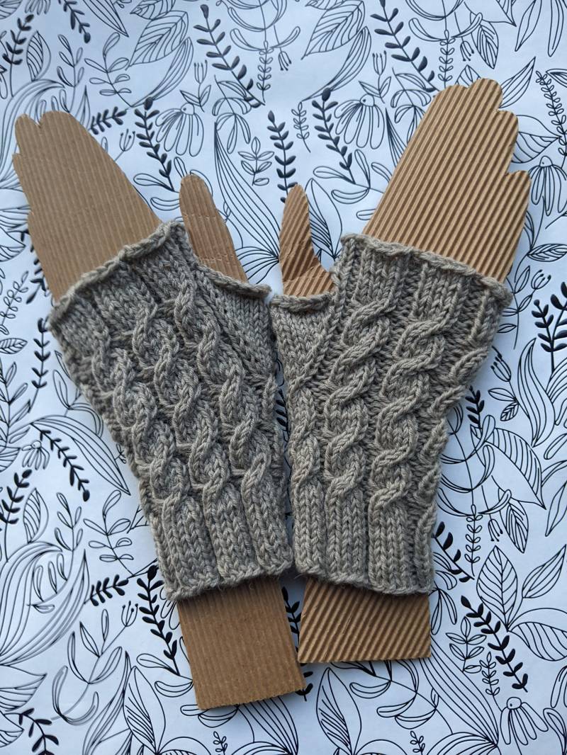 Fingerlose Handschuhe - Pulswärmer Mit Zopfmuster Beige Fingerlose Handschuhe - Pulswärmer Mit Zopfmuster Beige von Hanoliko