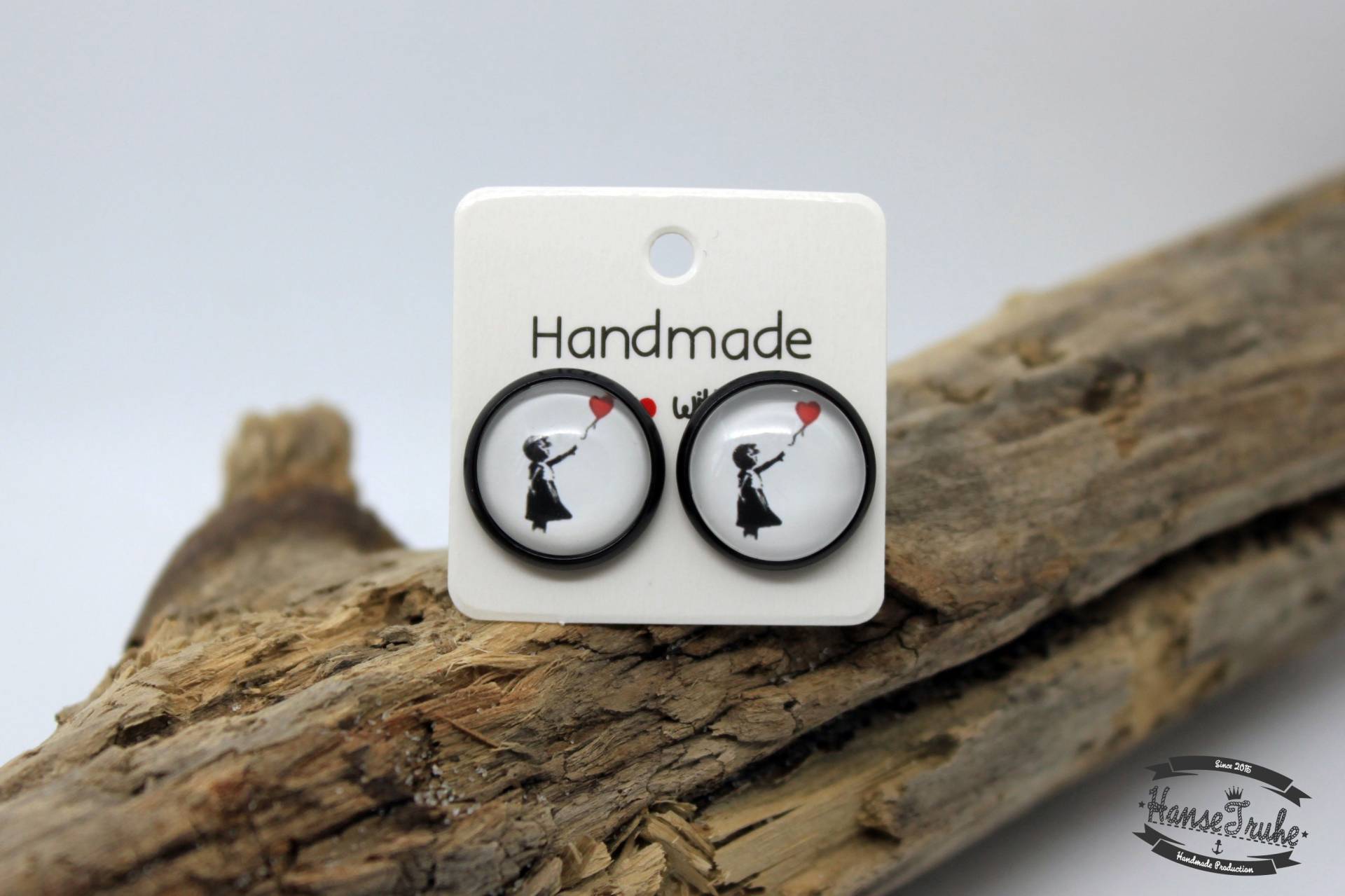Ohrstecker "Mädchen Mit Herz-Ballon" Banksy -Artikelnummer Ok8 Ohrstecker "Mädchen Mit Herz-Ballon" Banksy -Artikelnummer Ok8 von HanseTruhe