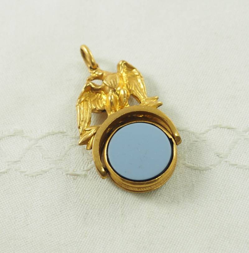 Antike American Eagle Uhrenanhänger Feuer Vergoldeter Achat von HanseaticJewels