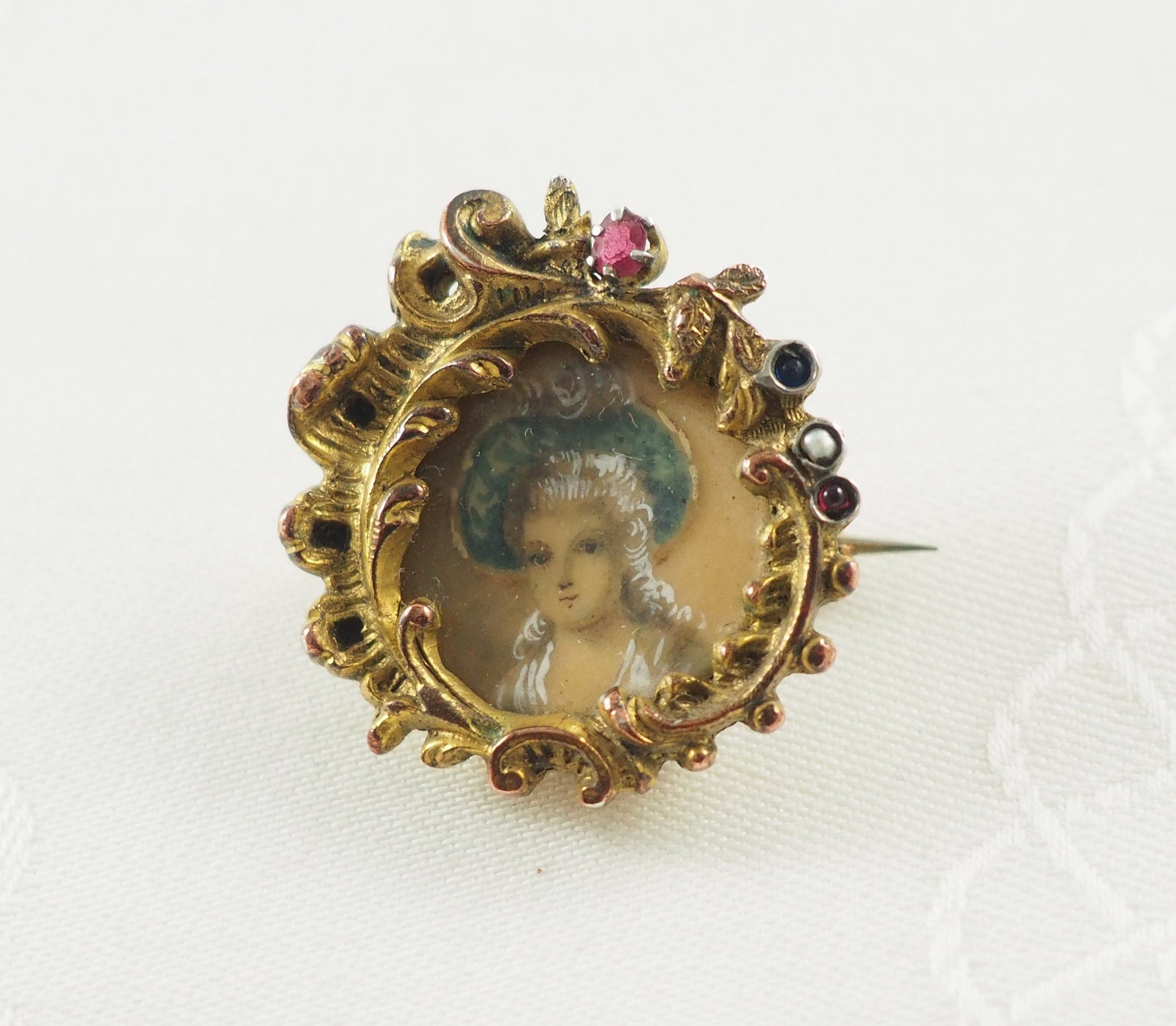 Antike Belle Époque Miniatur Brosche Vergoldetes Metall, Handgemaltes Portrait von HanseaticJewels