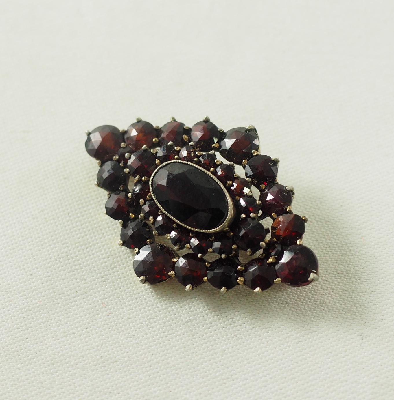 Antike Edwardian Granat Brosche 835 Silber, Rosenschliff, Deutschland 1910Er Jahre von HanseaticJewels