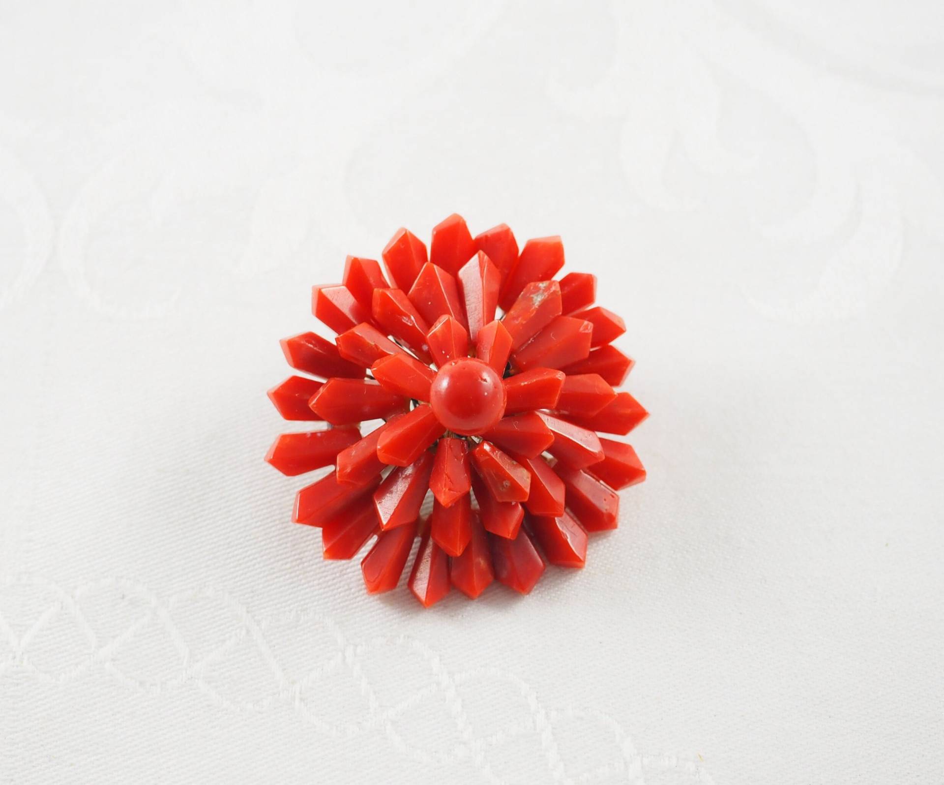 Art Deco Periode Mediterrane Rote Koralle Brosche in Form Eines Chrysanthemen Kopfes, Weißmetall Fassung, Facettierte Korallen, Deutschland 1920 von HanseaticJewels