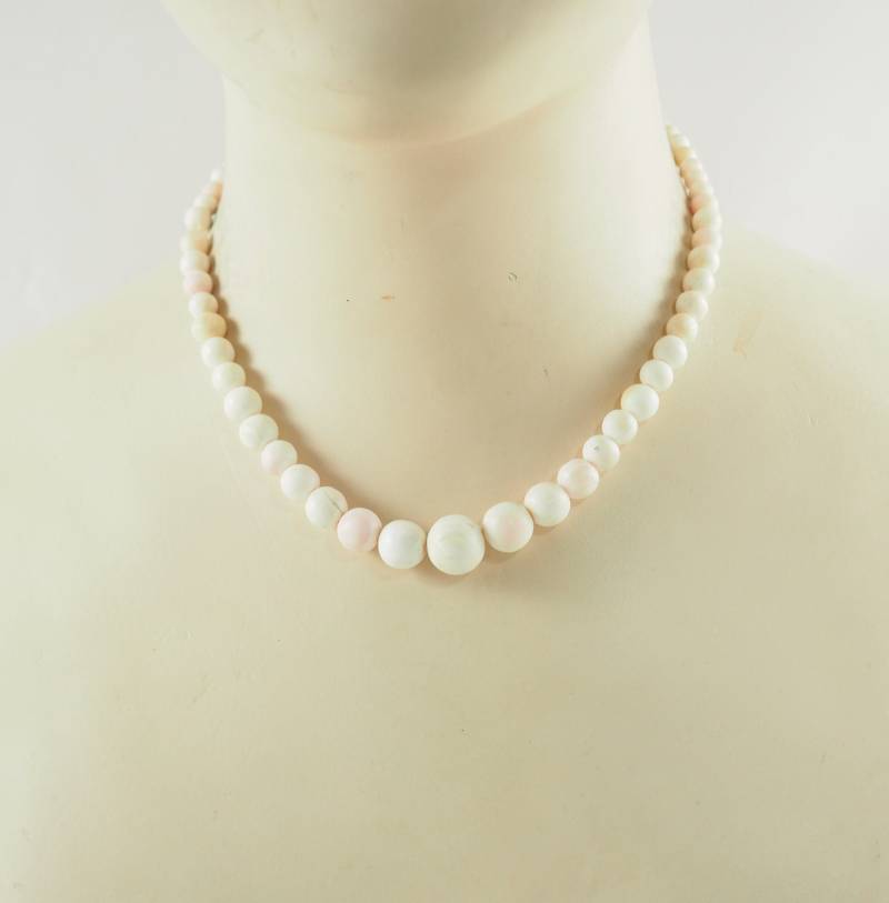 Art Deco Engelshaut Koralle Perlenkette, Deutschland 1930Er-40Er Jahre von HanseaticJewels